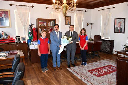 İlköğretim Haftası nedeniyle İlçe Millî Eğitim Müdürlüğünden Kaymakamımız Sayın Ayhan TERZİ’ye Ziyaret.